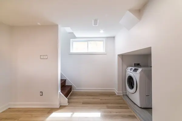 2424 Iris ST #B, Parkway Park - Queensway Terrace S And Area, ON K2C 1C6