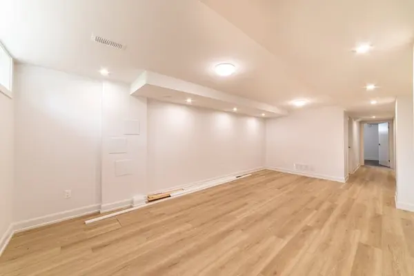 2424 Iris ST #B, Parkway Park - Queensway Terrace S And Area, ON K2C 1C6