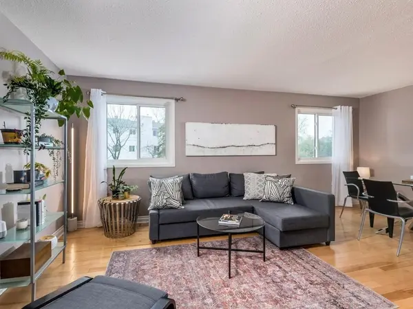 31 Castlegreen Private, Hunt Club - South Keys And Area, ON K1T 3N4