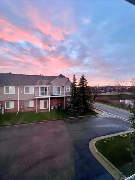 2204 Monarch DR #61, Shelby Charter Township, MI 48316