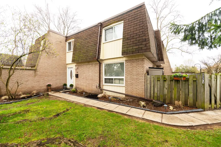 685 Francis RD #1, Burlington, ON L7T 3X6