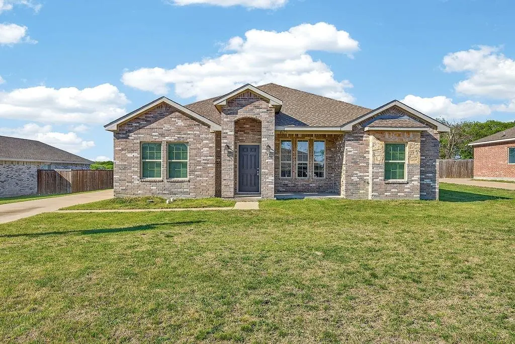 625 Green Mound Drive, Glenn Heights, TX 75154