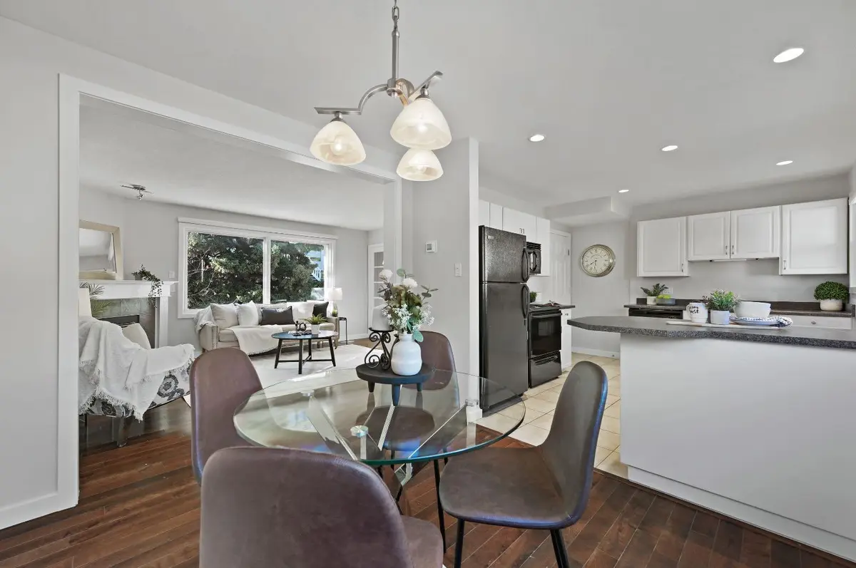 571 Killarney Glen CT SW, Calgary, AB T3E7H4