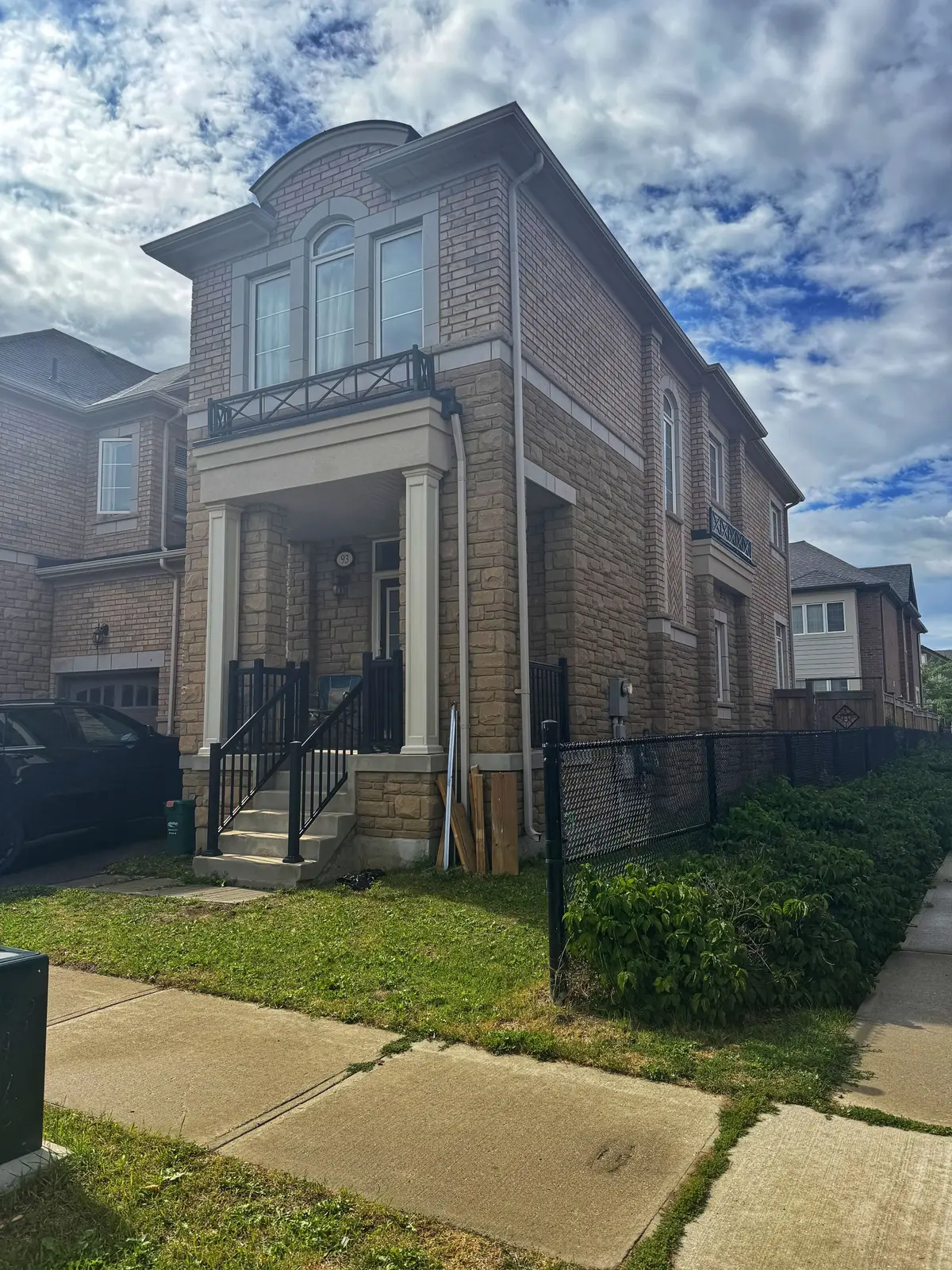 93 HUGUENOT RD N, Oakville, ON L6H 0M3