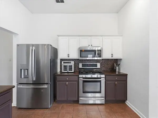 1039 Wood Brook Drive, Grand Prairie, TX 75052