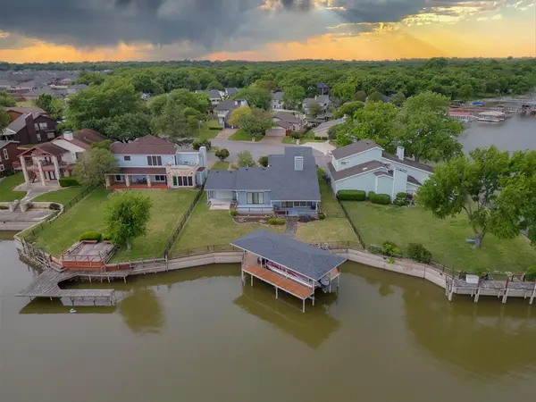 568 Harbor Circle, Azle, TX 76020