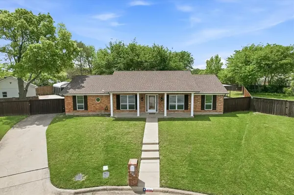 628 Robindale Court, Bedford, TX 76022