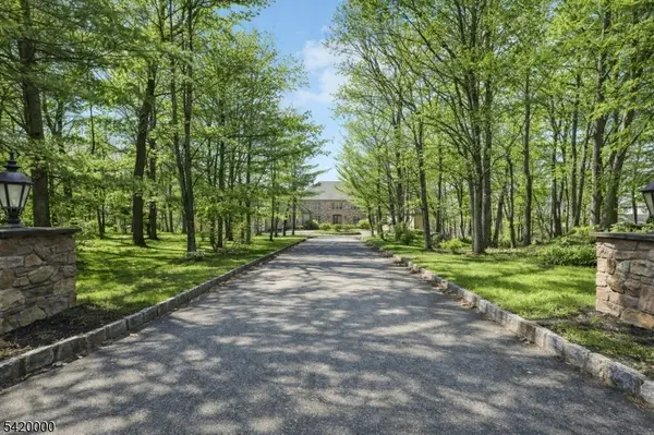 29 Hilltop Rd, Kinnelon Boro, NJ 07405