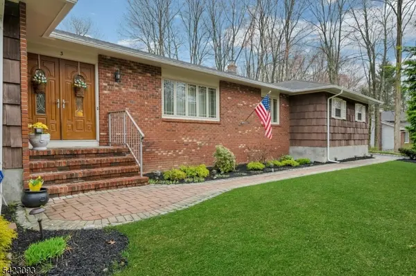 3 Pilgrim Dr, Roxbury Twp., NJ 07876