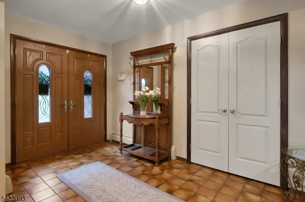 3 Pilgrim Dr, Roxbury Twp., NJ 07876