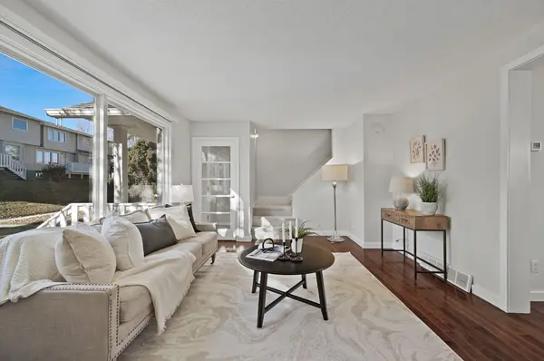 571 Killarney Glen CT SW, Calgary, AB T3E7H4