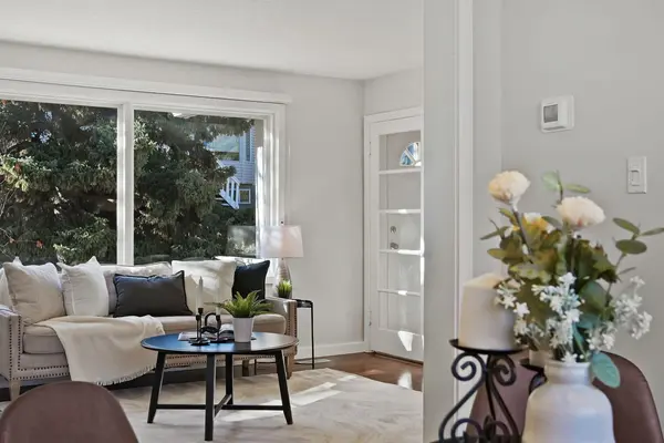 571 Killarney Glen CT SW, Calgary, AB T3E7H4