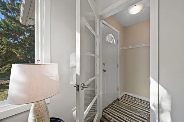 571 Killarney Glen CT SW, Calgary, AB T3E7H4