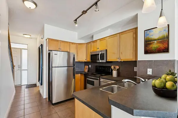 117 Rockyledge VW NW #15, Calgary, AB T3G5X1