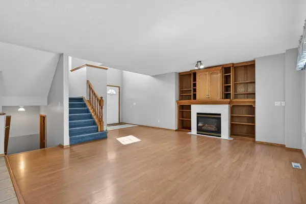 416 Douglas Glen Close SE, Calgary, AB T2Z 3A4