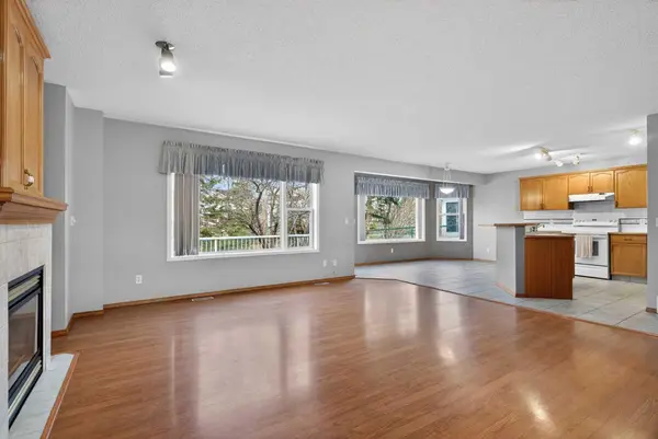 416 Douglas Glen Close SE, Calgary, AB T2Z 3A4