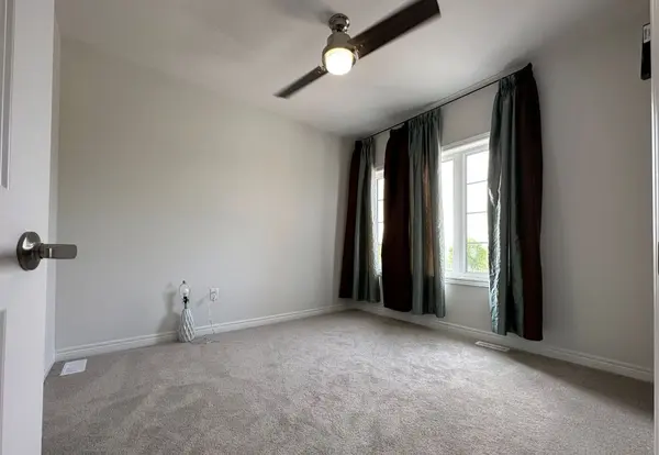 16 Littlewood DR, Whitby, ON L1P 0H4