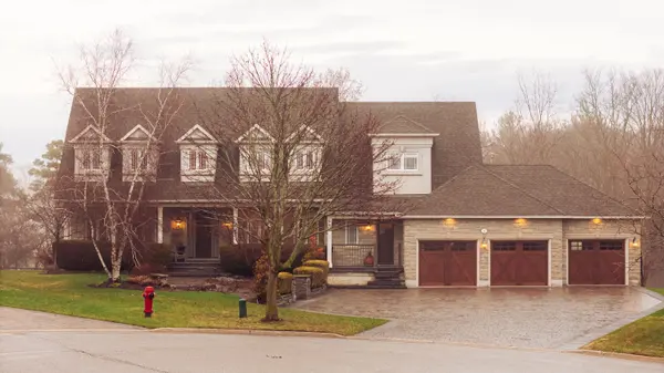 9 Black CT, Aurora, ON L4G 8A1