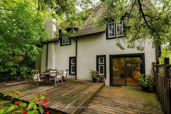 18 Queen Marys DR, Toronto W08, ON M8X 1S2