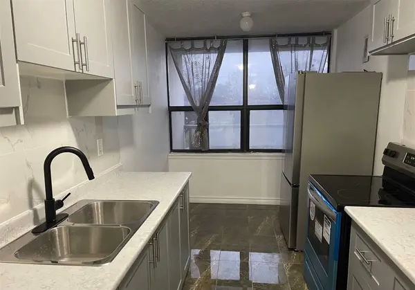 4 King Cross RD #307, Brampton, ON L6T 3X8