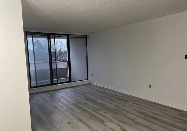 4 King Cross RD #307, Brampton, ON L6T 3X8