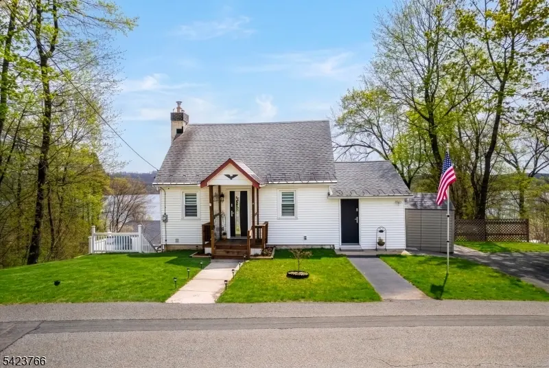 6 Lakeview Ter, Stanhope Boro, NJ 07874