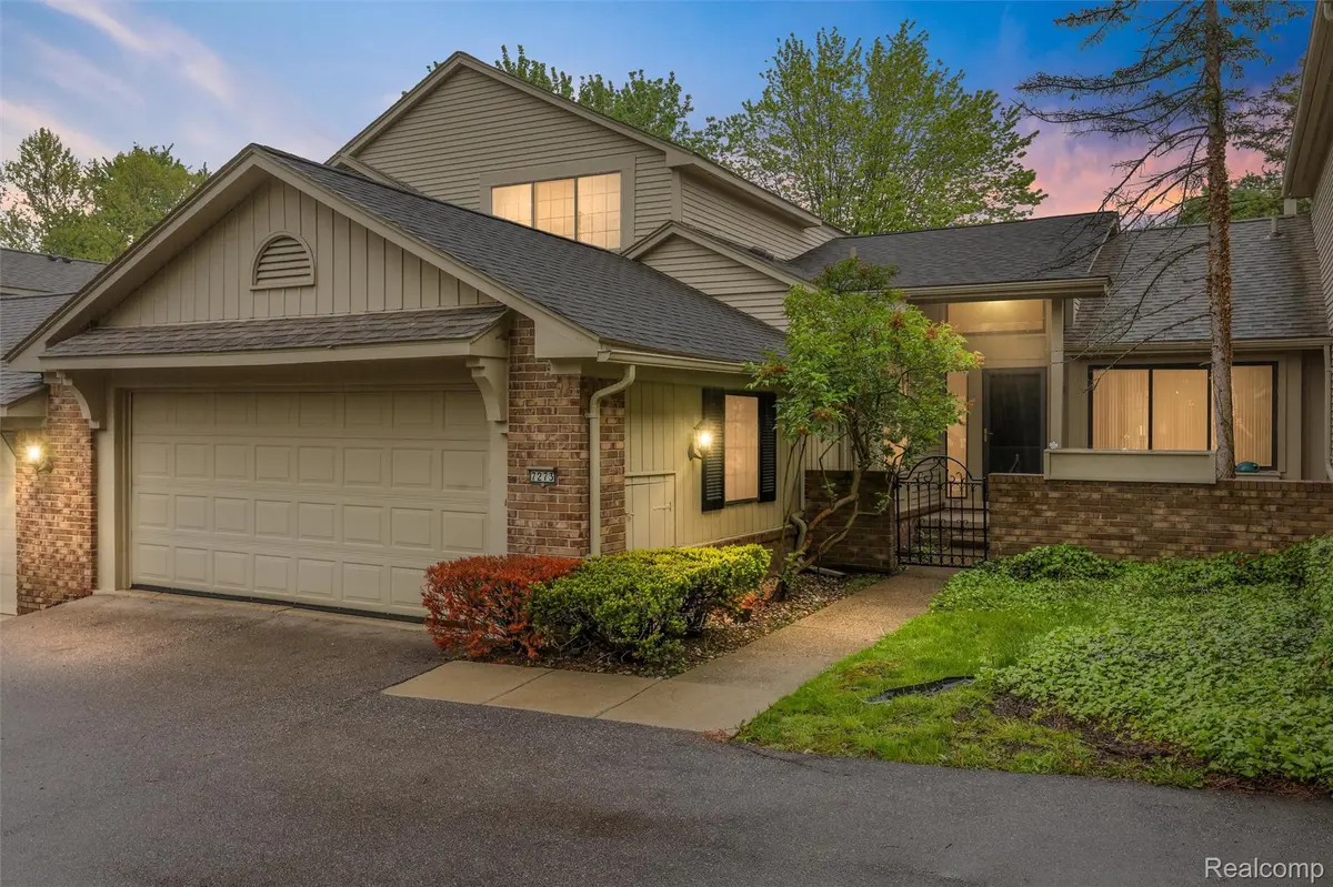 7273 Creeks Bend CT, West Bloomfield Charter Township, MI 48322