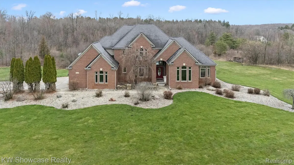 8315 E Allen RD, Tyrone Township, MI 48430