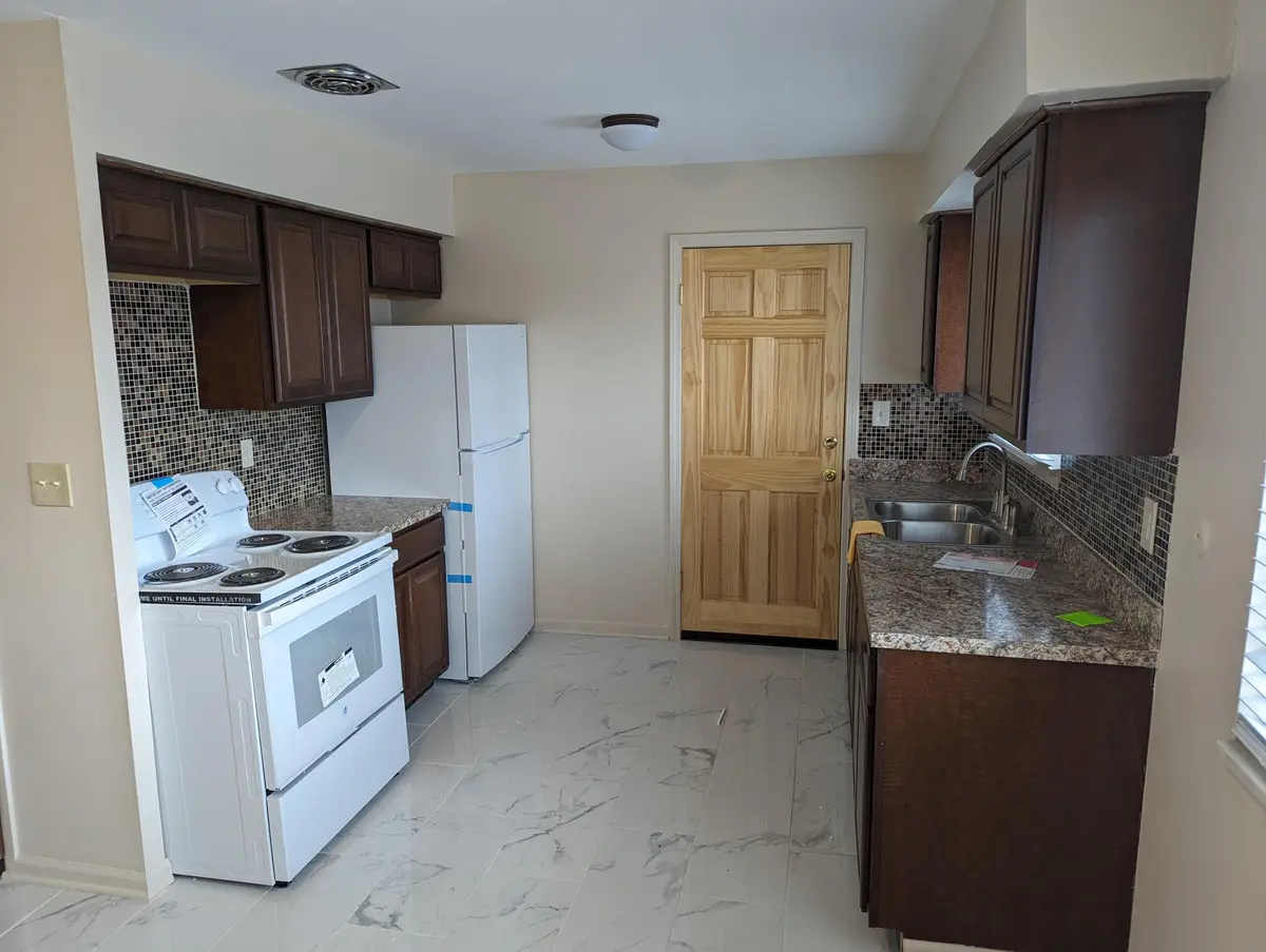 25337 S Montmartre CT #2, Oak Park City, MI 48237