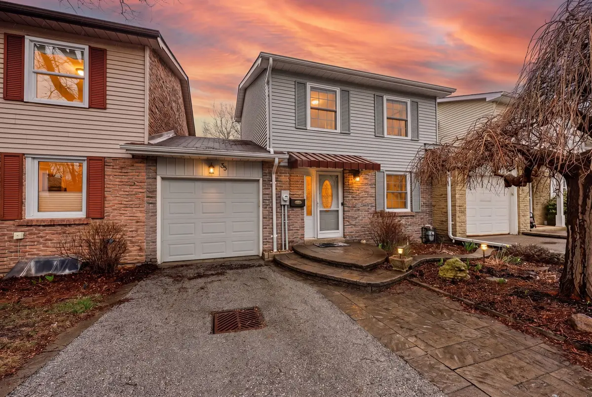 35 Parkland CT, Aurora, ON L4G 3M5