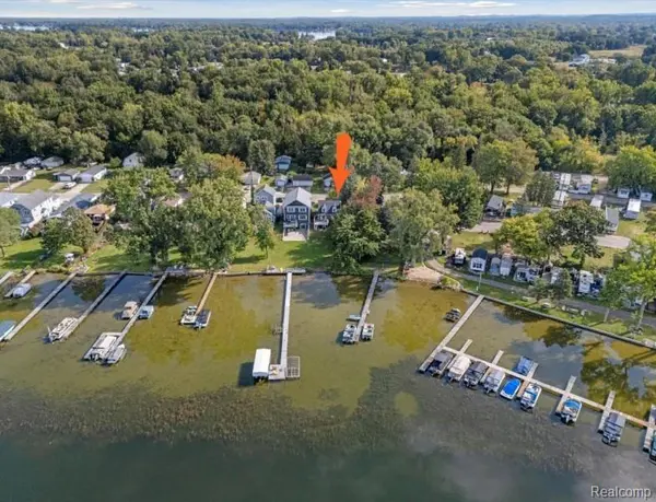 14206 Eastview DR,  Fenton,  MI 48430