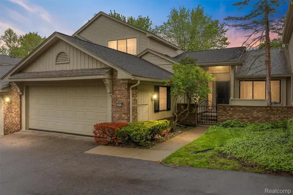 7273 Creeks Bend CT, West Bloomfield Charter Township, MI 48322