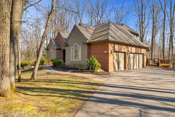 9155 Kelly Lake DR, Springfield Charter Township, MI 48348