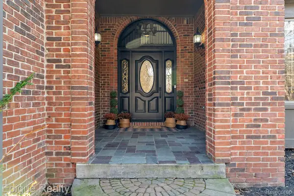 9155 Kelly Lake DR, Springfield Charter Township, MI 48348