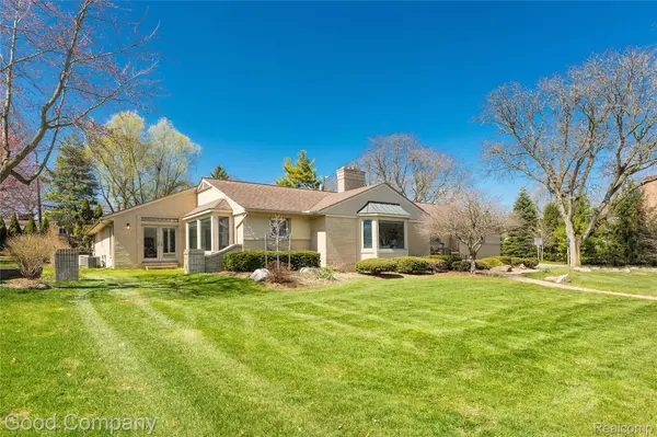 2135 Vinsetta BLVD, Royal Oak, MI 48073