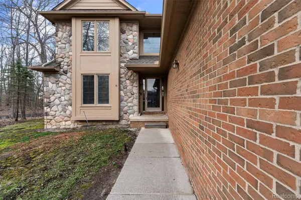 5146 Lagoons CIR #22, West Bloomfield Charter Township, MI 48323