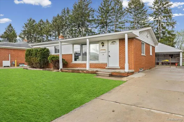 20836 Whitlock DR, Dearborn Heights, MI 48127