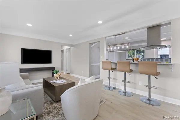 20836 Whitlock DR, Dearborn Heights, MI 48127