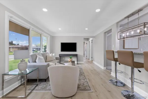 20836 Whitlock DR, Dearborn Heights, MI 48127