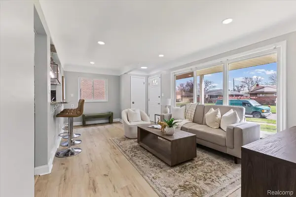 20836 Whitlock DR, Dearborn Heights, MI 48127