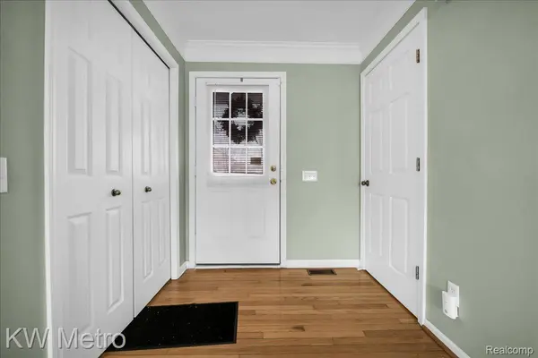 7696 Henley DR, York Charter Township, MI 48197