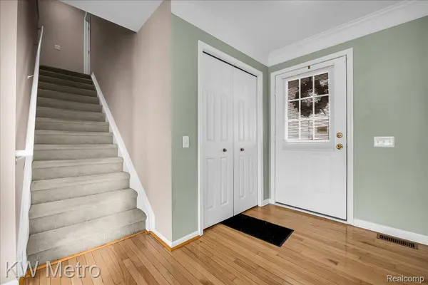 7696 Henley DR, York Charter Township, MI 48197