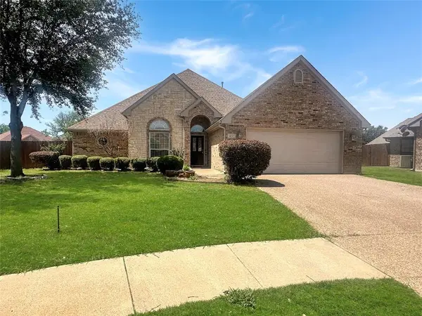 10717 Greenview Court, Benbrook, TX 76126