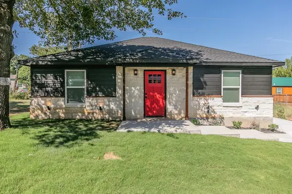 105 Red Oak Street, Alvarado, TX 76009