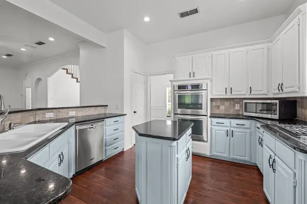 2 Treewood Court, Mansfield, TX 76063