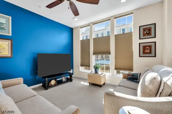 17 Jasmine Ln, Garfield City, NJ 07026