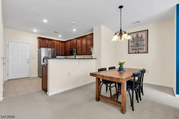 17 Jasmine Ln, Garfield City, NJ 07026