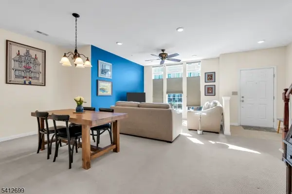 17 Jasmine Ln, Garfield City, NJ 07026