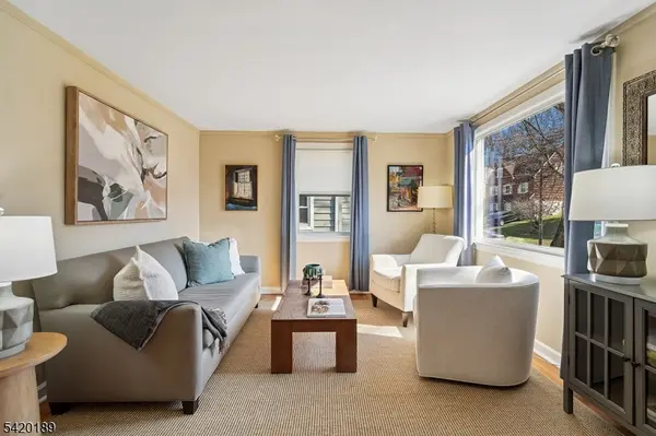 8 Edison Dr, Summit City, NJ 07901