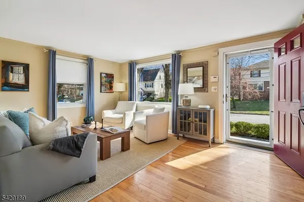 8 Edison Dr, Summit City, NJ 07901